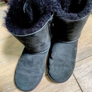 Size 7 black women’s Uggs excellent condition!